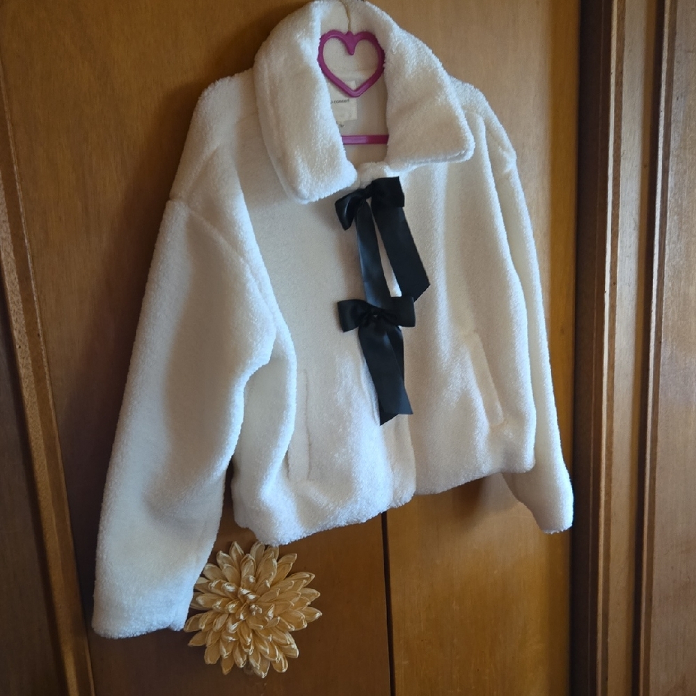 Elegant White Women's Fleece Jacket with Black Bow Accents